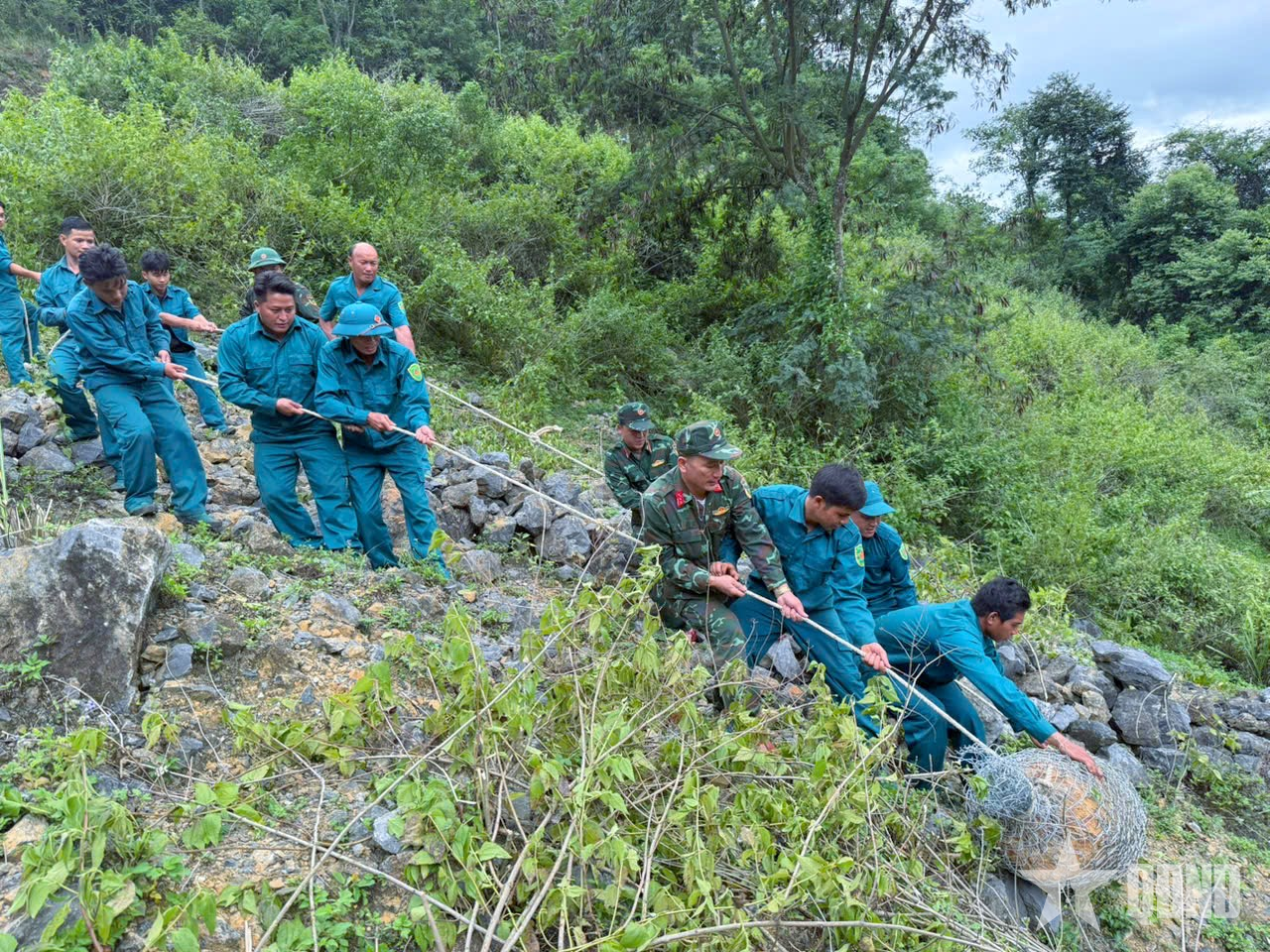 Nghệ An: Người dân đào móng làm nhà, phát hiện quả bom nặng khoảng 350kg 